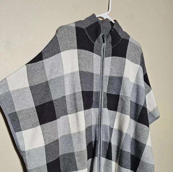 Tahari Full Zip Poncho Blanket Sweater Women's Size S/M Plaid Cardigan Full Zip - Picture 2 of 8